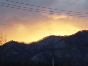 日の出直前の山